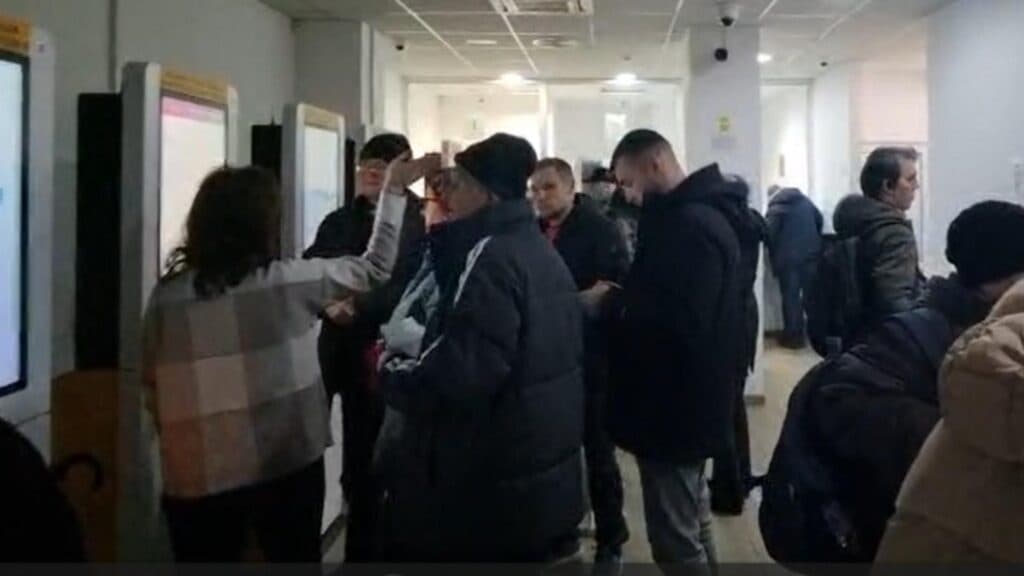 Românii s-au înghesuit la ghișee pentru a profita de reducerea de 10% la taxele și impozitele majorate