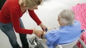 Creșterea veniturilor pentru îngrijitoarele din Italia în 2026: cât câștigă acum româncele care au grijă de vârstnici și ce beneficii suplimentare pot solicita