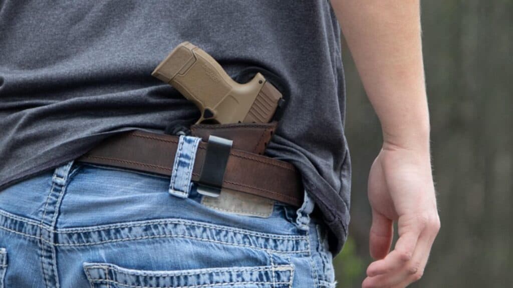 Controverse în Suceava: Primarul unei comune, suspectat de amenințări cu pistolul la adresa concubinei și a fiicei acesteia