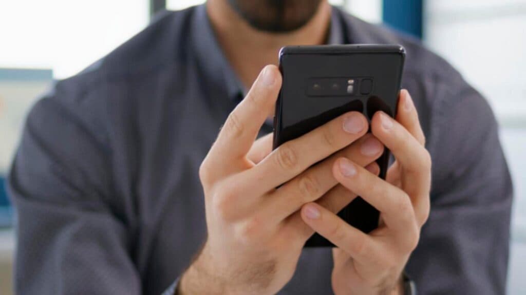 Tensiuni în Europa: Autoritățile au primit aprobată confiscarea telefoanelor la frontieră, stârnind controverse privind drepturile omului