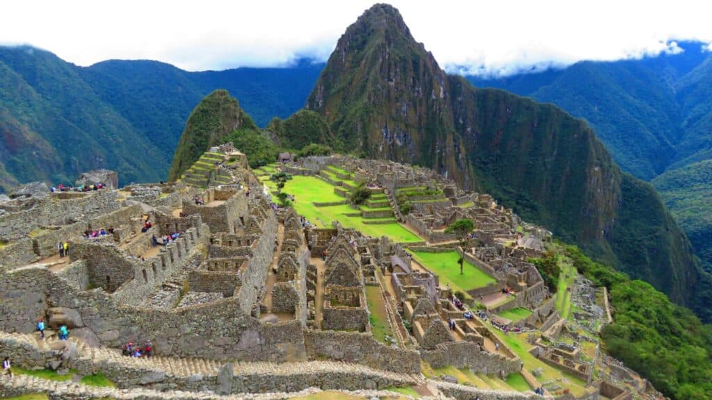 Descoperă misterele Machu Picchu: Informații esențiale pentru toți călătorii care își doresc să exploreze această minune turistică