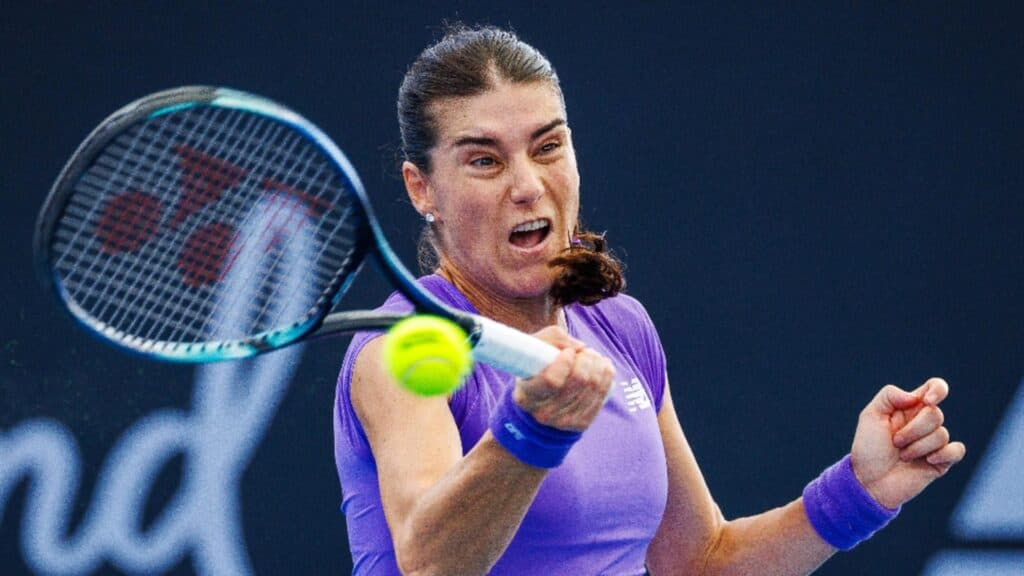 Sorana Cîrstea pătrunde în sferturi la Brisbane, după o victorie impresionantă în fața Jelenei Ostapenko. Pregătește-te pentru un duel electrizant cu liderul mondial, Aryna Sabalenka
