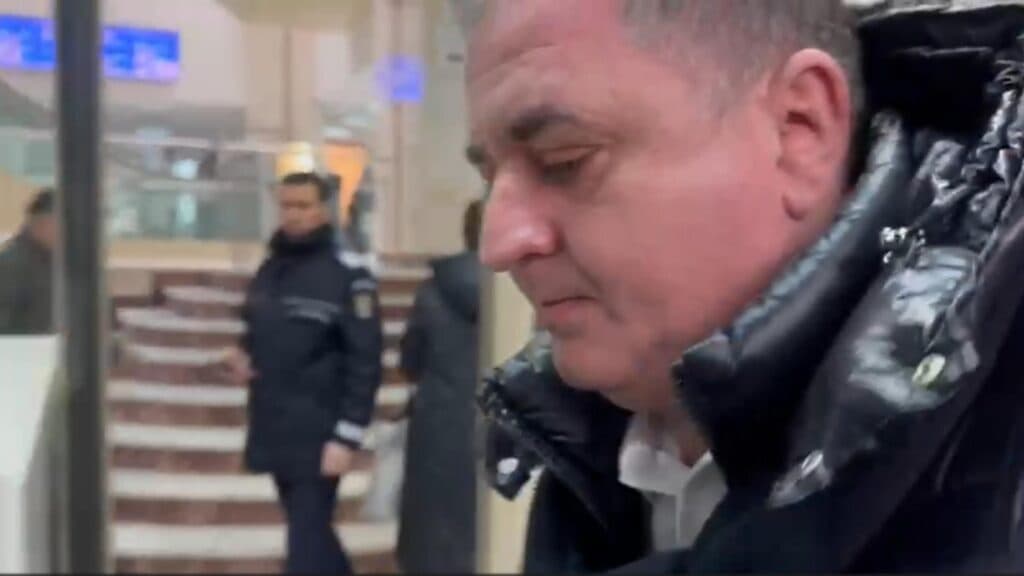 Fostul senator din dosarul „Mită la Moșteanu” evadează de jurnaliști la Tribunalul București