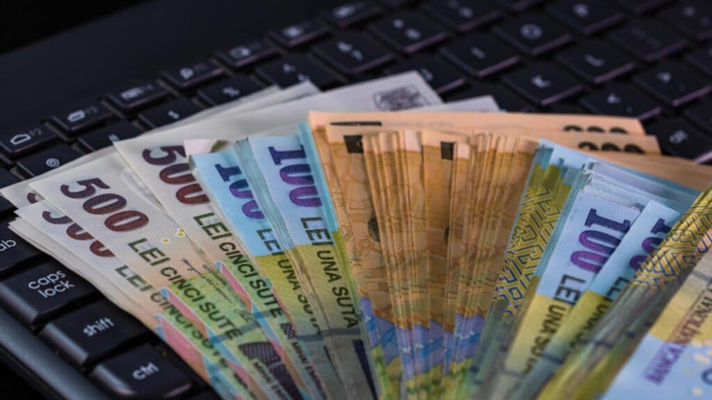 Cât trebuie să plătească fosta contabilă a MAE pentru a scăpa de închisoare: a sustras peste 8 milioane de lei din fondurile statului pe parcursul a 15 ani