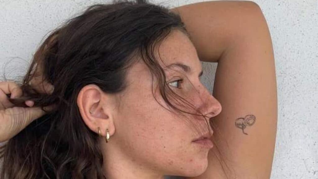 Fata care a rămas fără vedere la ochiul drept din cauza unui parazit: „Trăiesc în întuneric de două săptămâni.”