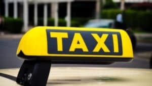 Taximetrist atacat de trei tineri în urma unei dispute privind prețul: o întâmplare violentă în Mureș