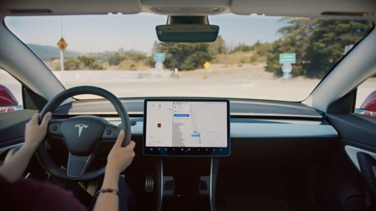 Tesla renunță la Autopilot pentru a stimula utilizarea software-ului său de conducere complet autonomă