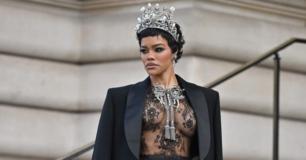 Teyana Taylor strălucește la Paris cu bijuterii inspirate din operele de artă ale Luvrului