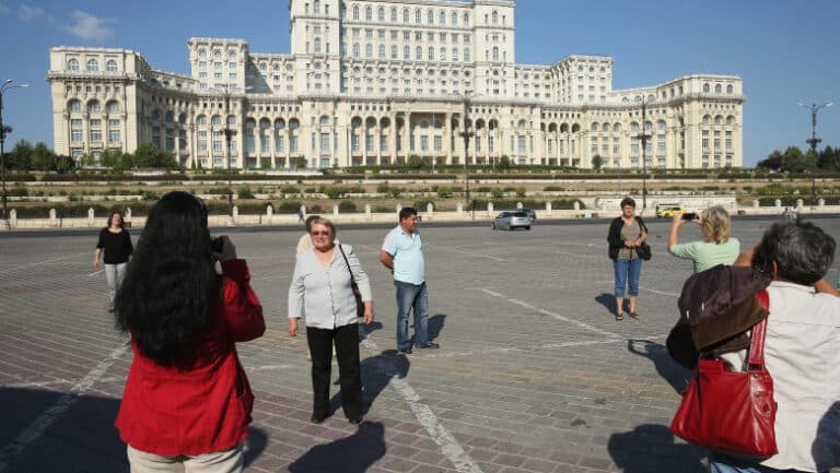 Orașele din România își impozitează turiștii începând cu 1 ianuarie 2026. Ce sume vor aduna primăriile?