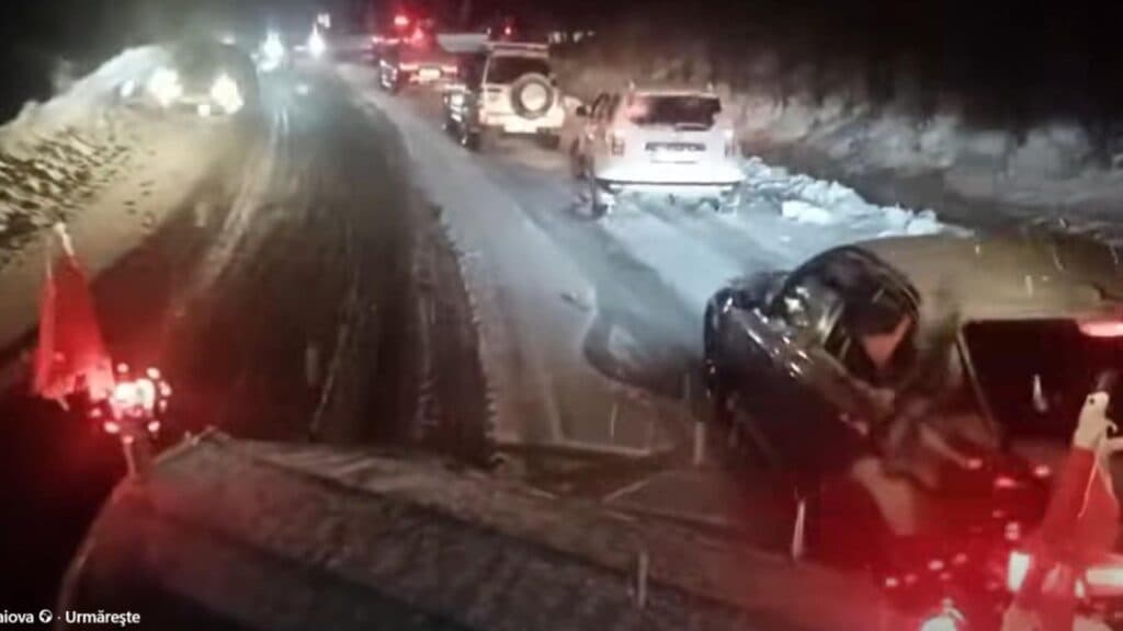 Drumul DN 67C: Novaci – Rânca, sufocat de mașini parcate de turiști