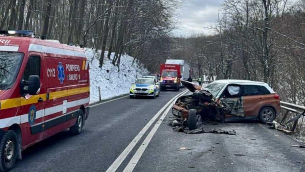 Accident cu trei vehicule pe DN1 în Hula Bradului, județul Sibiu, provoacă trafic îngreunat și necesită evaluarea medicală a persoanelor implicate