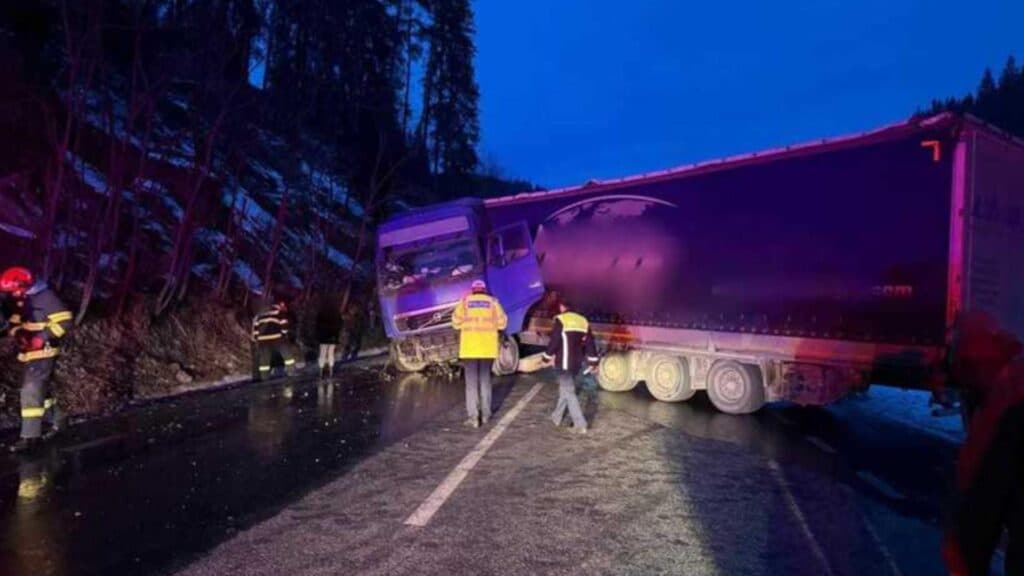 Circulație suspendată pe DN 17, în județul Suceava, din cauza unui TIR blocat pe carosabil