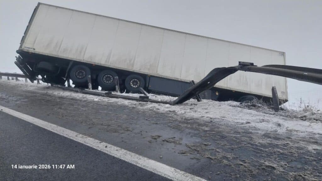 Acces îngreunat pe A1, în județul Sibiu, din cauza unui TIR răsturnat