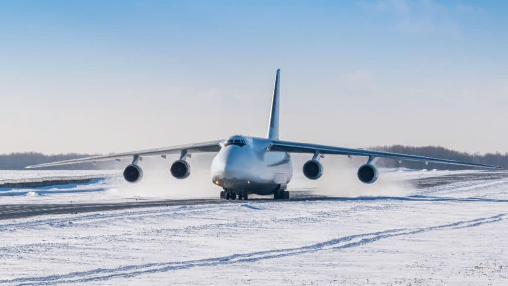 Gerul creează haos în ceruri! Aeroporturile europene sunt în criză din cauza vremii severe