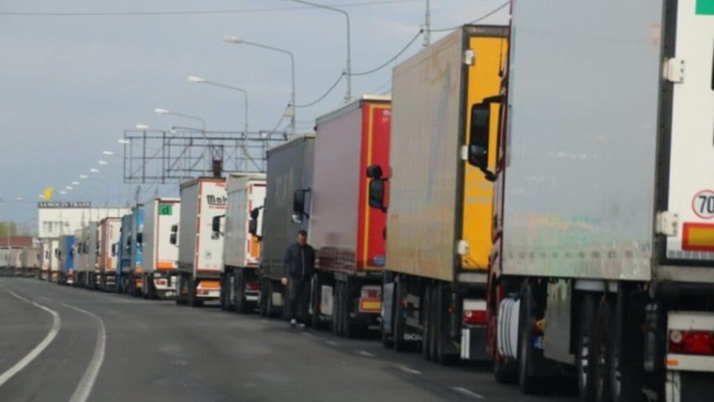 Protestele transportatorilor de marfă perturbă circulația camioanelor la granița cu Serbia, conform Ministerului de Interne