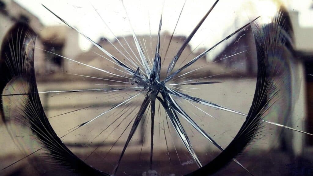 Trei indivizi prinși în flagrant după ce au pătruns într-o curte și au distrus geamurile unei locuințe
