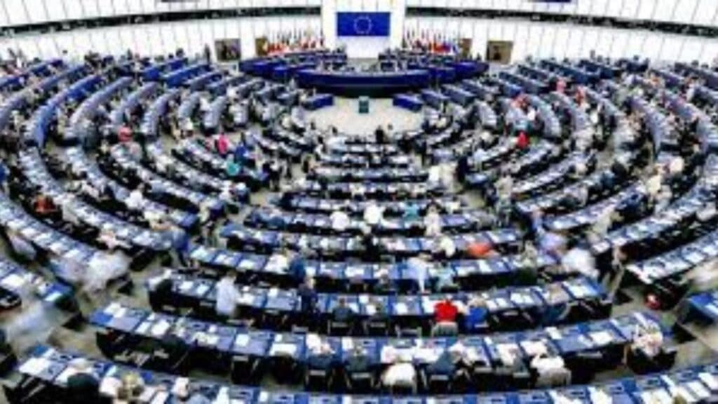Ucraina beneficiază de un împrumut de 90 de miliarde de euro din partea UE, în urma activării procedurii de „cooperare sporită” de către Parlamentul European