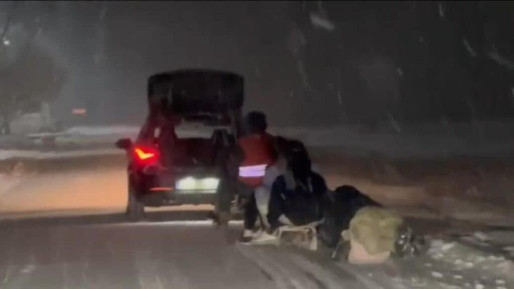 Un tânăr de 17 ani și-a pierdut viața în urma unui accident tragic provocat de sania trasă de un vehicul care a izbit un cap de pod