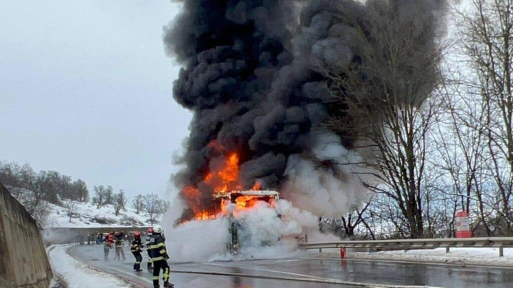 Flăcări pe șosea: un autocar cu aproape 50 de pasageri a fost cuprins de incendiu în Mureș, dar evacuarea a fost efectuată rapid