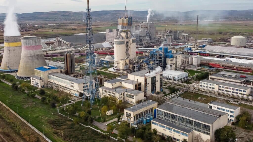 Un gigant industrial românesc își reduce activitatea: sute de angajați trimiși acasă, mii de locuri de muncă în pericol