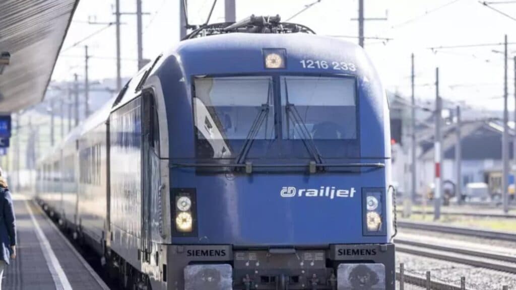 Un român a încercat să sustragă un tren de pasageri în Austria, dar nu a reușit să-l pornească. Ce a urmat la secția de poliție?