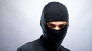 Capturat pe străzile din Botoșani: Tânărul de 18 ani, surprins cu cagula și pistolul la vedere