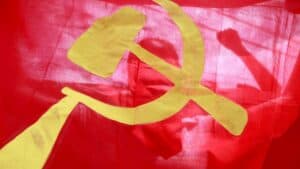 Un tânăr din cinci optează pentru un lider autoritar în locul alegerilor democratice