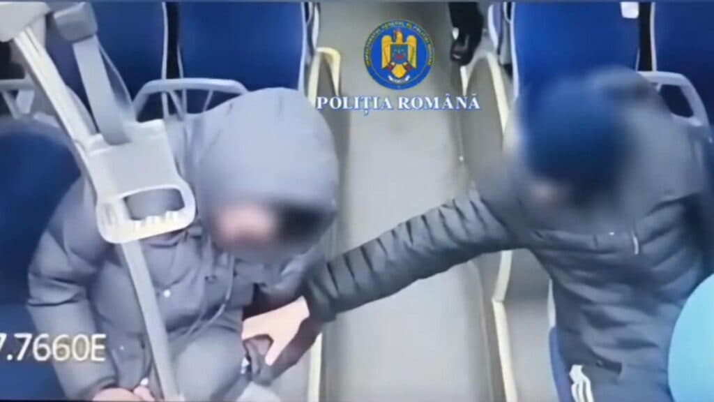 Furturi în lanț în România: Un bărbat își pierde ceasul în timp ce doarme în autobuz