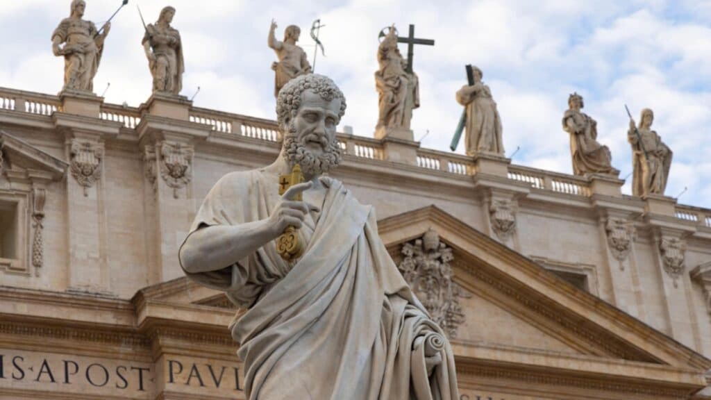 Vaticanul îmbracă haine de chelner și inaugurează un restaurant de lux pe acoperișul Bazilicii Sfântul Petru, în mijlocul statuilor apostolilor