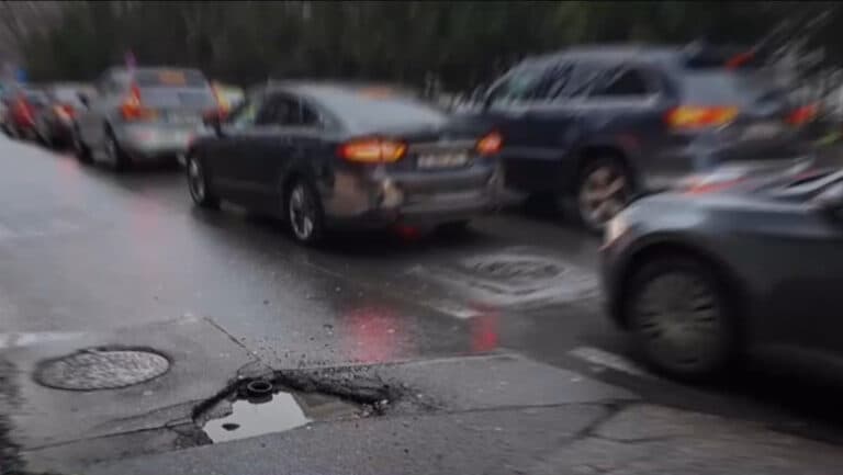 Bucureștiul, un oraș cu străzi pline de gropi: „O soluție ar fi să asfaltăm o dată la 2-3 ani, obținând astfel un preț mult mai avantajos.”