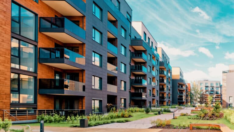 Dezvoltatorii imobiliari vor trebui să ofere transparență totală în oferte. Ministrul Economiei subliniază: „Contractele trebuie să fie clare și corecte.”