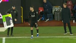 Burnley și Tottenham încheie meciul la egalitate, 2-2, iar Radu Drăgușin face o apariție în ultimele momente