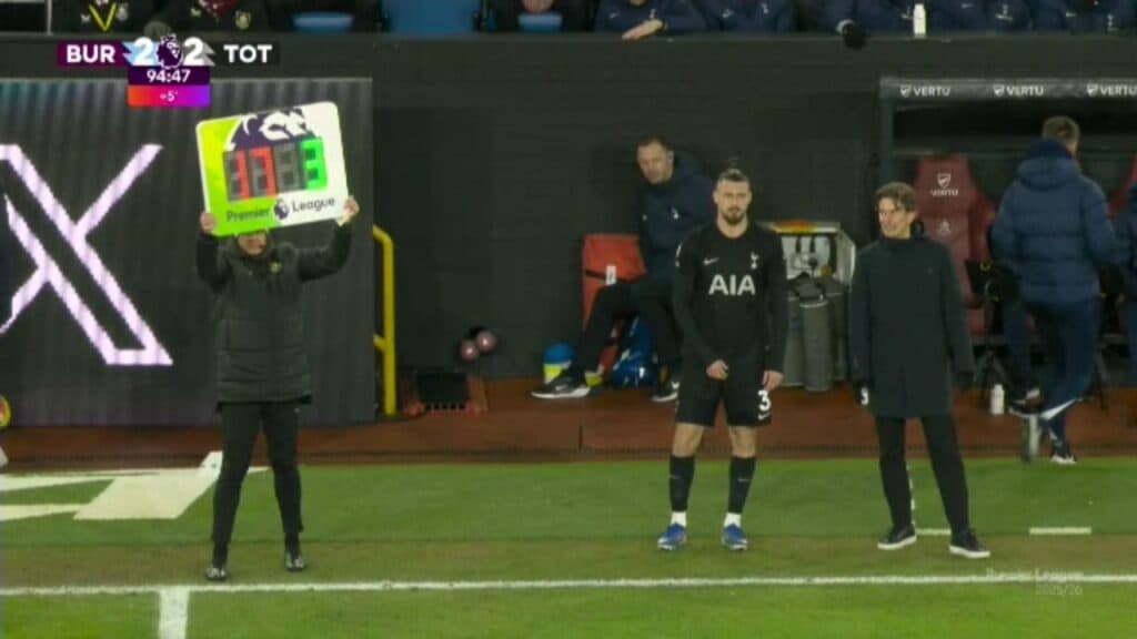 În centrul negocierilor de transfer, Radu Drăgușin revine pe teren cu Tottenham