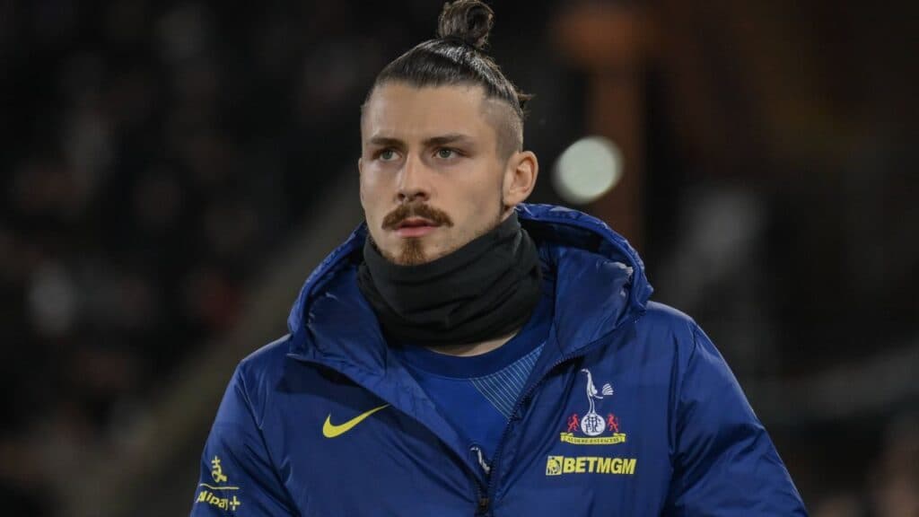 „Radu Drăgușin, mesaj clar: ‘E timpul să te decizi!’ – Provocări pe banca lui Tottenham.”