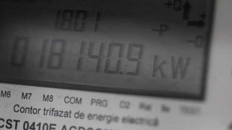 Reducerea automată a facturii de energie cu un voucher de 50 de lei pentru cei în nevoie
