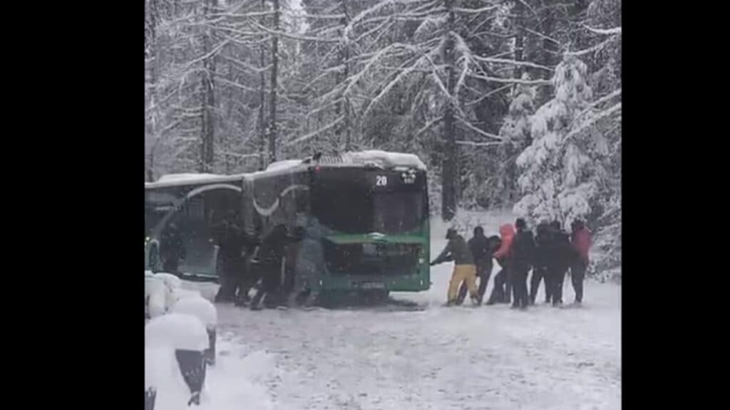 Brașovul înghețat: autobuz blocat pe drumul spre Poiană, călătorii se mobilizează pentru a-l elibera