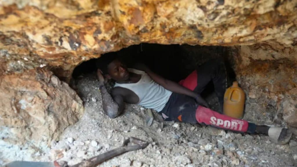 Tragedie în Nigeria: 37 de mineri își pierd viața din cauza inhalării monoxidului de carbon într-o mină clandestină