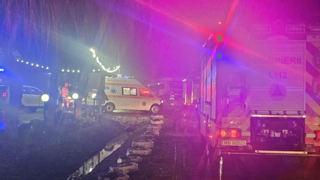 Coliziune devastatoare la Moțca: Un autotren și o mașină, distruse în urma unui impact violent