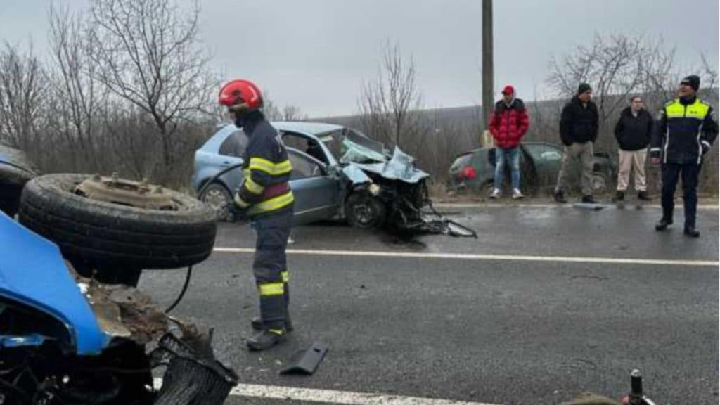 Accident deosebit de grav în Iași: un bărbat prins în mașină, iar două persoane în stare de inconștiență