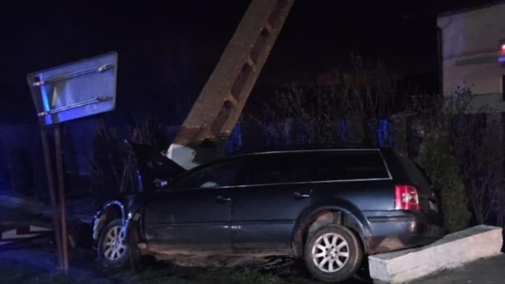 Accident serious în Timiș: un bărbat și o femeie, răniți în urma impactului cu un stâlp