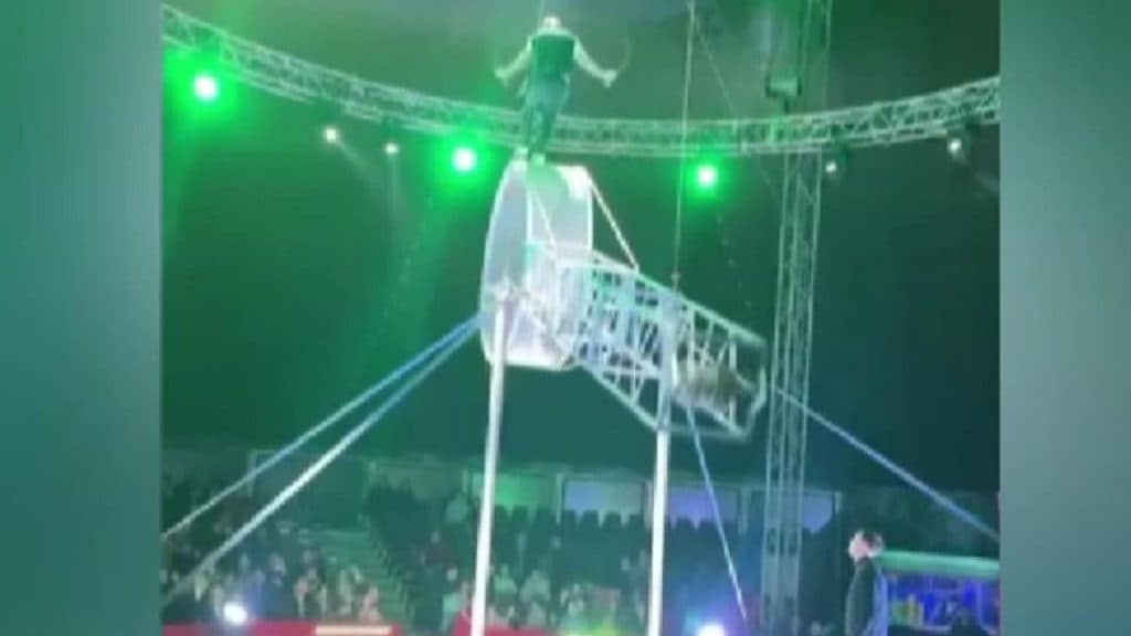 Incident dramatic la circ în Craiova: acrobat căzut de la patru metri de pe „Roata Morții”