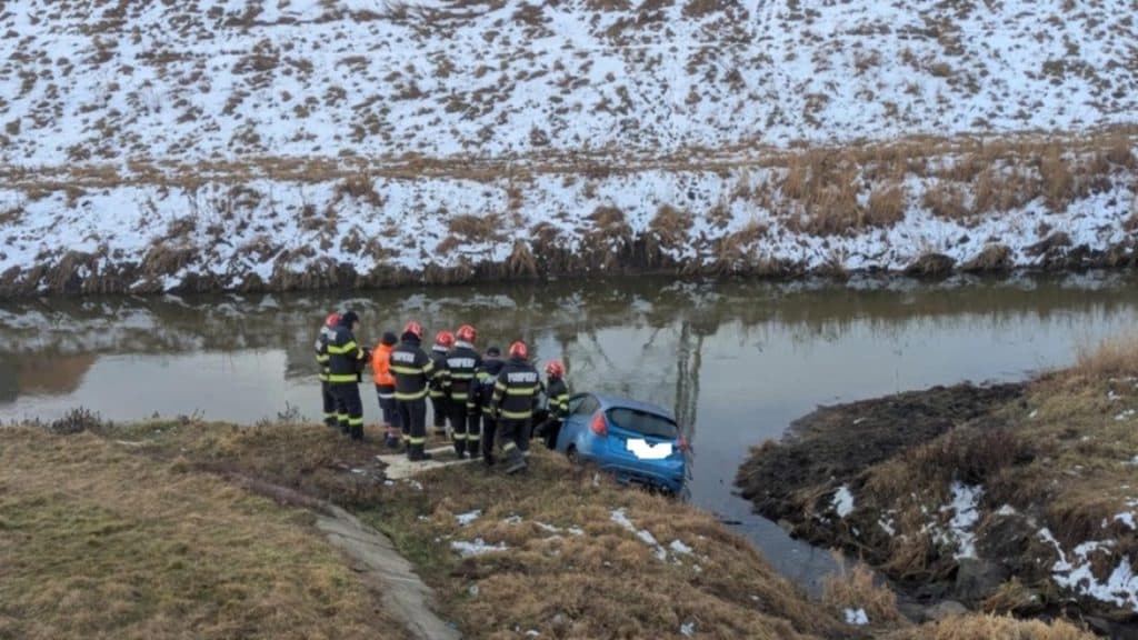 Incident în Iași: o conducătoare auto a fost transportată la spital după ce a căzut cu vehiculul în râul Bahlui