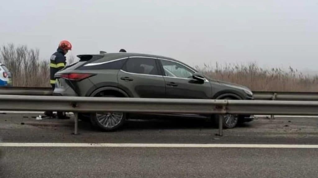 Incident surprinzător pe Autostrada A1: un vehicul a fost scăpat pe platformă între barieră și separatoare