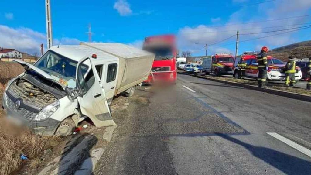 Coliziune pe DN 1, în Cluj: o autoutilitară și un TIR s-au ciocnit din cauza neatenției unui șofer