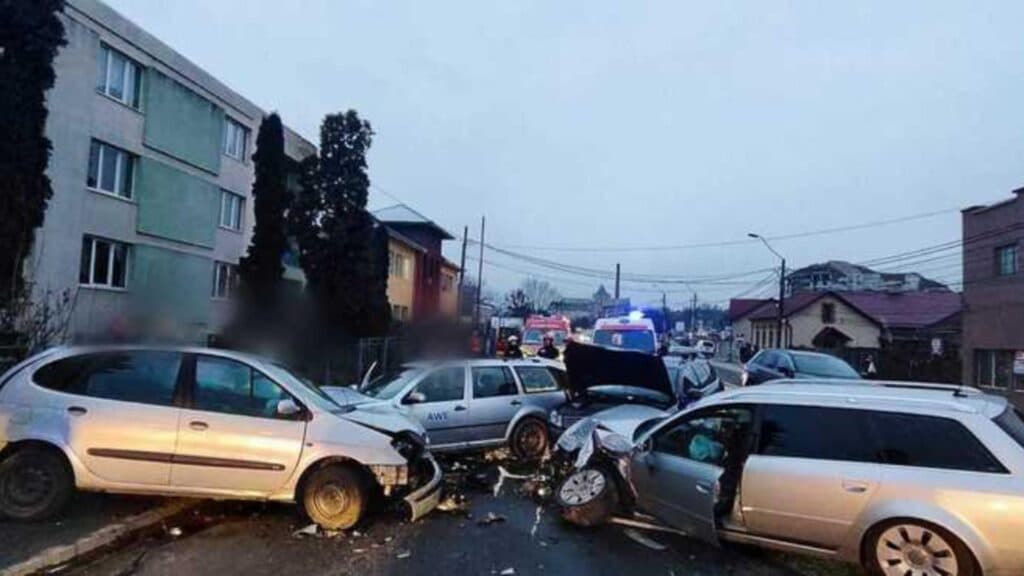 Coliziune în lanț între cinci automobile: două femei printre victime