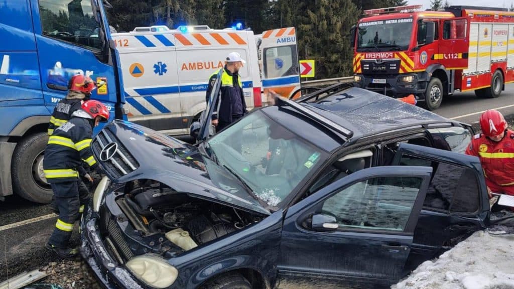 Coliziune devastatoare pe DN17, în Poiana Stampei: trei victime în urma impactului dintre un camion și o mașină