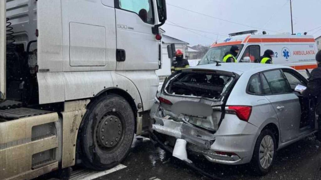 Coliziune în Neamț: Un băiat de 11 ani a suferit răni în urma unui accident între un TIR și o mașină
