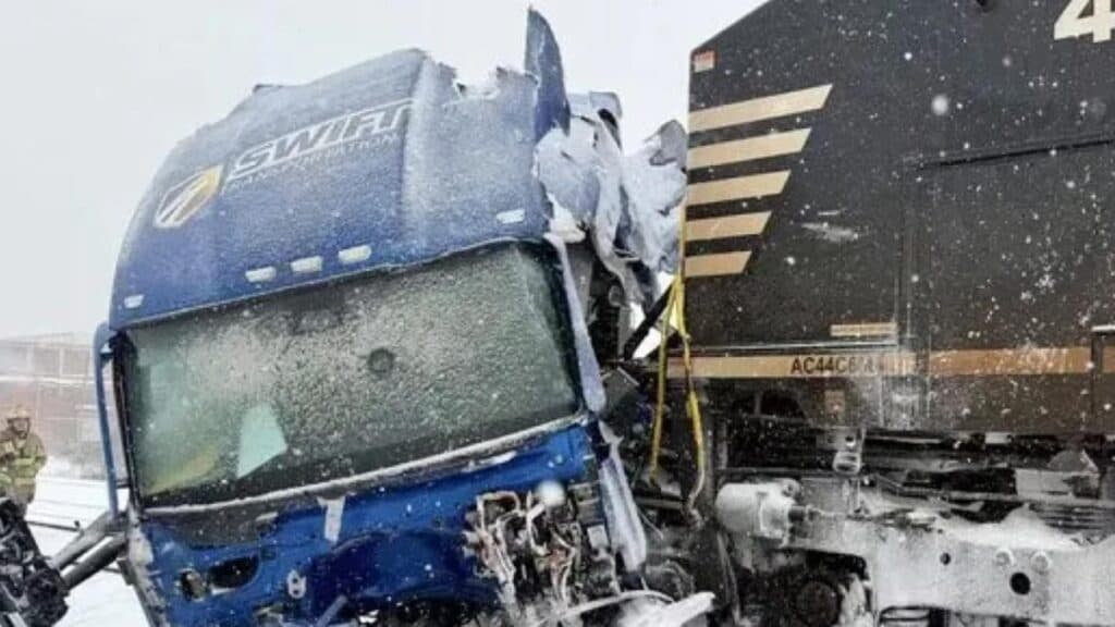 Coliziune impresionantă în Statele Unite: un tren a izbit violent un camion prins pe șine de viscol. Furia iernii persistă în SUA