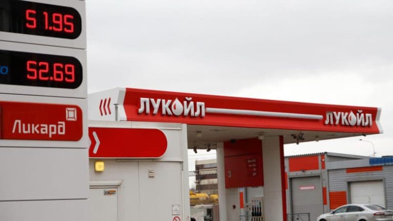 Activele Lukoil atrag interesul altor două firme, în ciuda înțelegerii cu Carlyle: „Afacerea este departe de a fi finalizată.”