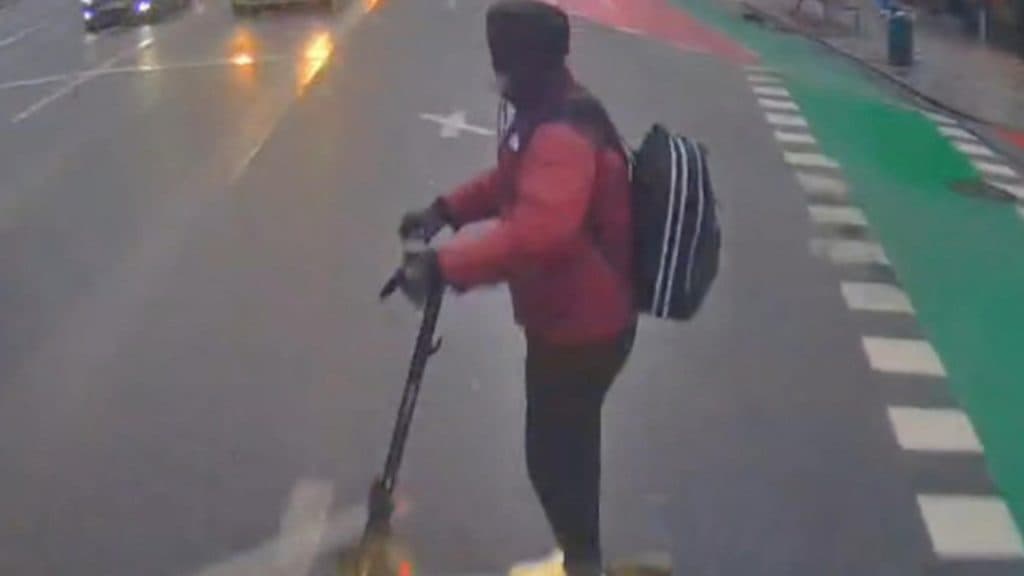 Tânăr pe trotinetă, izbit de un autobuz în inima Clujului: a traversat pe roșu și asculta muzică la căști